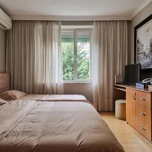 cozy-apartment-near-city-center-tirana.albaniahotels.org/